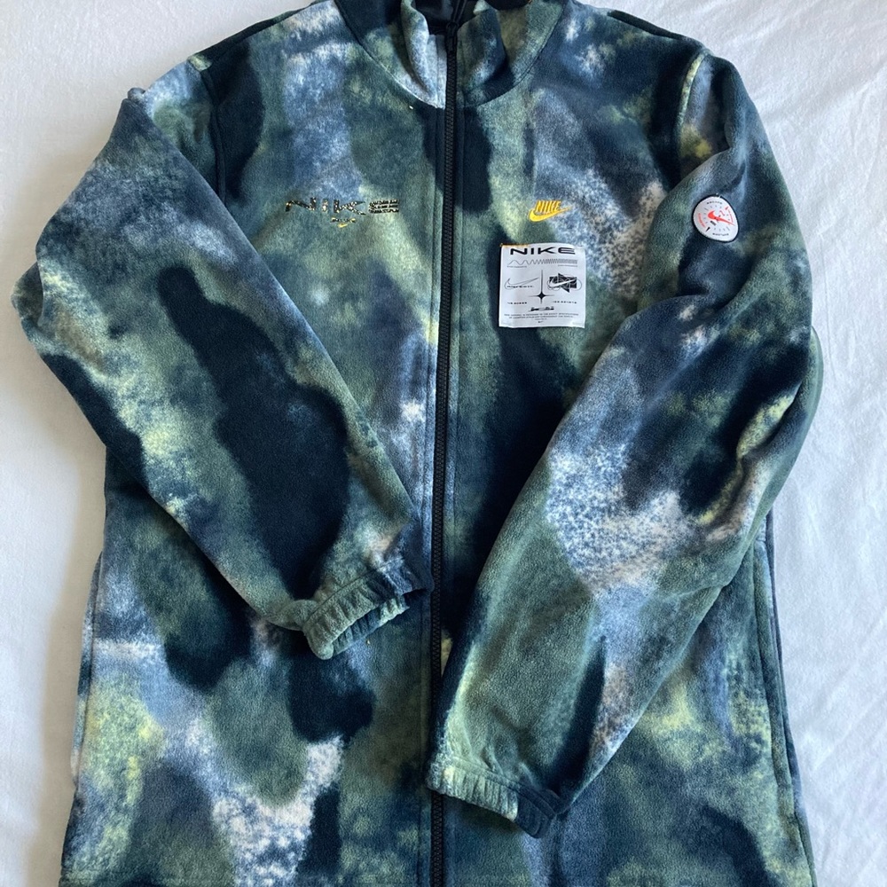 NWT Nike Sportswear Camo Polar Fleece jacket, size M.